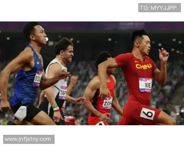 身披国旗的足球明星展现民族骄傲与团结力量的精彩瞬间